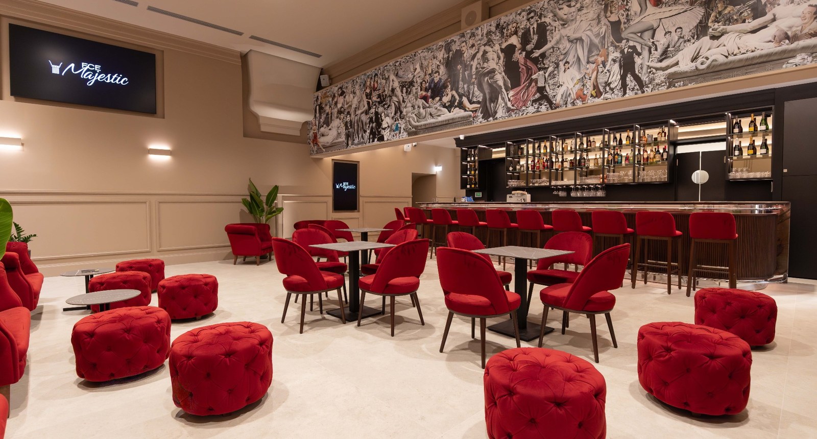 Cocktail bar FCE Majestic con bancone e sedute bordeaux