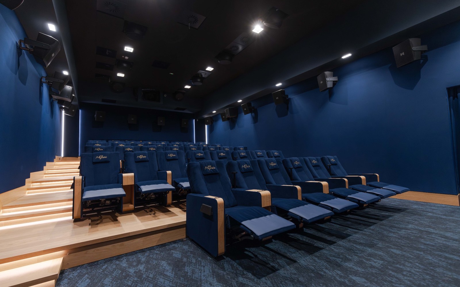 Sala cinema FCE Majestic con poltrone recliner blu