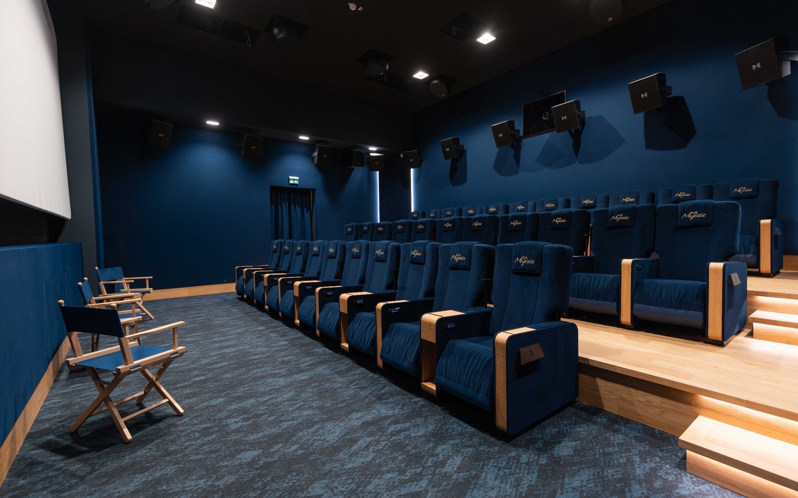 Sala 2 FCE Majestic con poltrone recliner blu